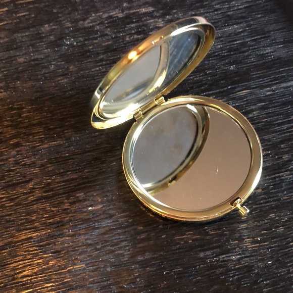 1 pencil case, 1 compact mirror, 1 small girl note pad, 1 leadership note pad - Picture 2 of 5